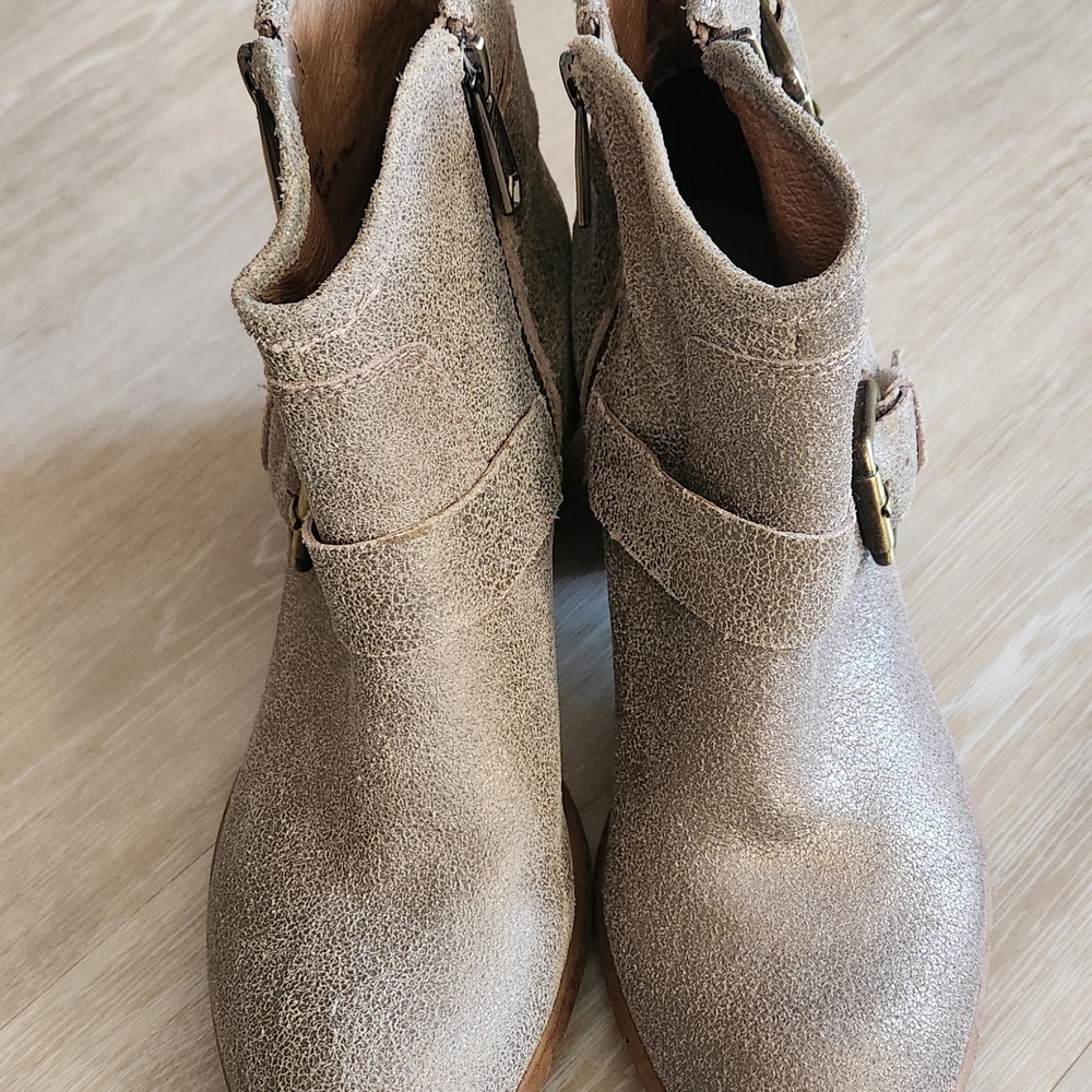 Donald Pliner Dalis Gold Leather Ankle Boots Size 6.5